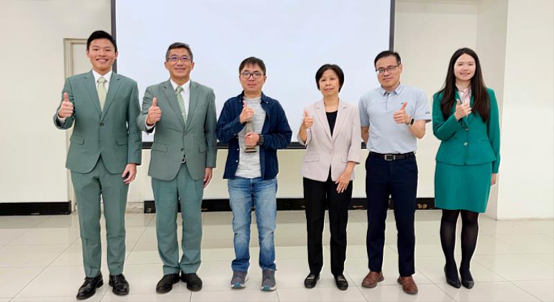 玉山銀行洪廣益副總經理(左2)、成功大學管理學院蘇佩芳院長(右3)、成功大學工業與資訊管理學系蔡青志教授(左3)、黃宇翔特聘教授(右2)於「玉山學術獎」頒獎典禮共同合影。