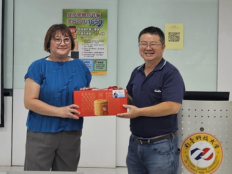 宏遠投顧總經理劉占梅於下午場進行「投資不必等有錢－共同基金定期定額投資」的專題演講後，與南臺科大財務金融系主任合影。劉總經理鼓勵學生從小額開始，透過定期定額開啟穩健的財富累積之路。