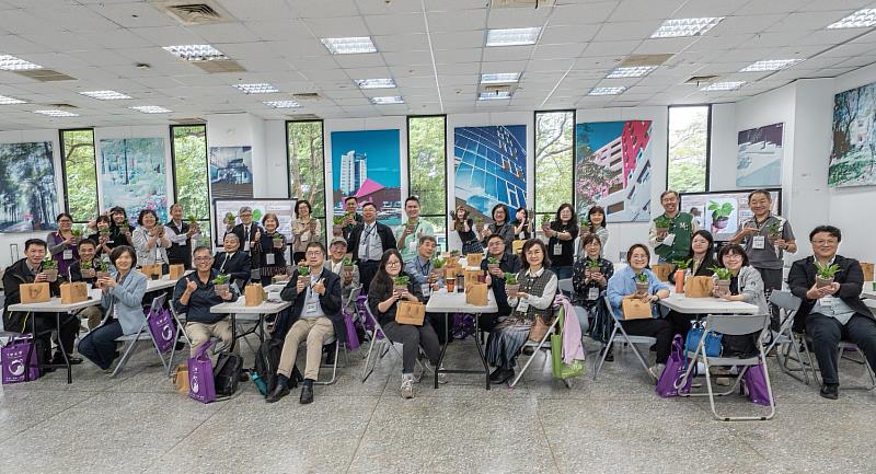 學務人員透過手作植栽放鬆身心，增進跨校交流。