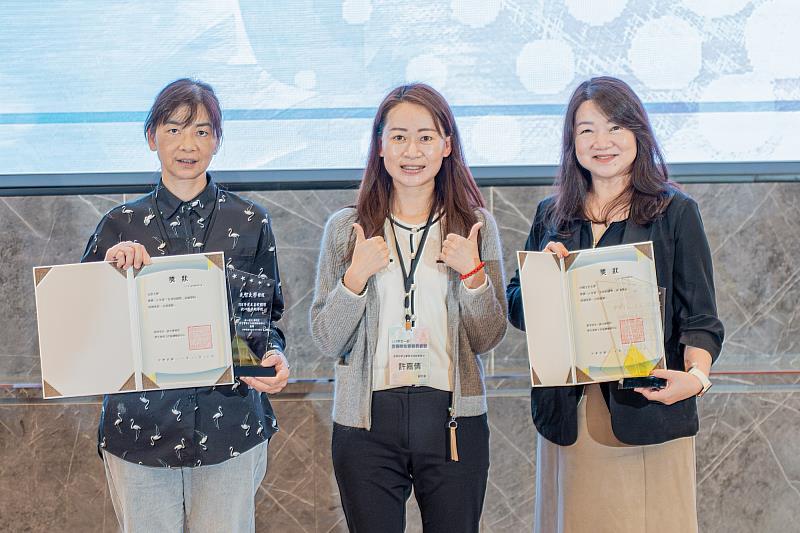 元智大學奪友善校園「卓越學校」由劉宜君學務長代表領獎（左）