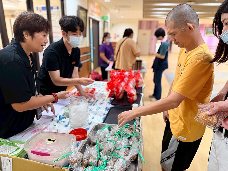 身障學員參與市集活動，邀請民眾支持。