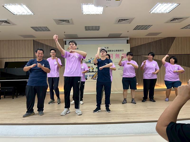 舞台上，邀請多組障礙者團體帶來活潑精彩的演出。