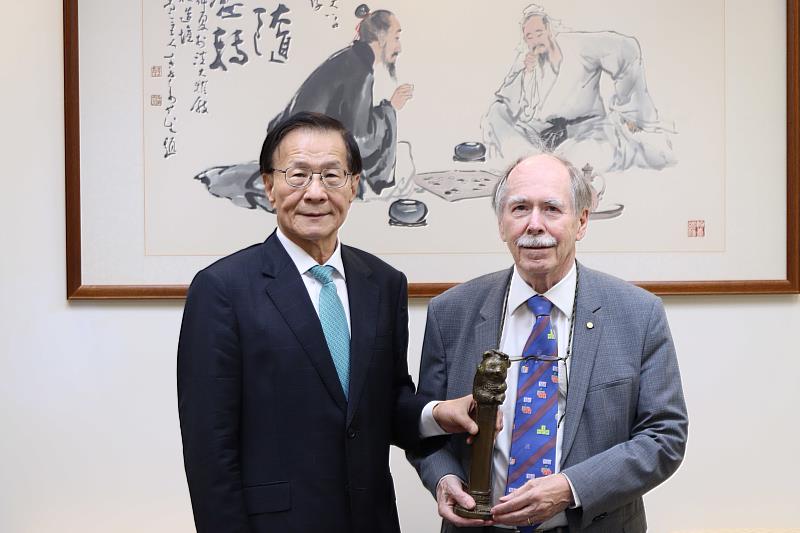 葛煥昭校長（左）親贈熊貓獎座予熊貓講者Gerardus't Hooft。（圖／淡江大學提供）