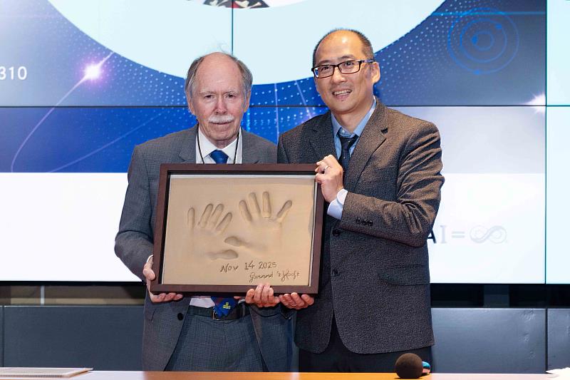 邀請荷蘭烏特勒支大學教授Gerardus't Hooft（左）留下諾貝爾獎得主的紀念手印。（圖／淡江大學提供）