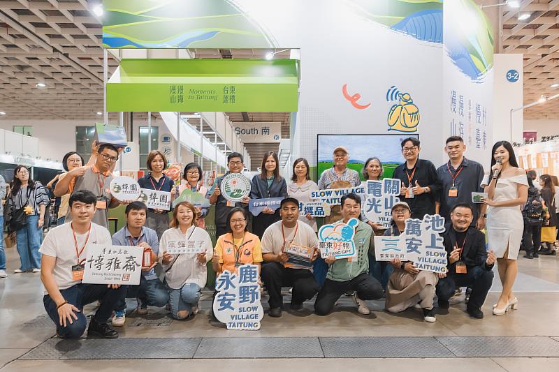 臺東用心的在地品牌齊聚南港展覽館,用最燦爛的笑容迎接全台旅人。圖為農業部農村發展及水土保持署蘇茂祥副署長(後排左5)、農業部農村發展及水土保持署臺東分署黃秀惠秘書(後排左3)、農業部農村發展及水土保持署陳玲岑組長(後排右7)、農業部農村發展及水土保持署臺東分署葉建民科長(後排右3)。