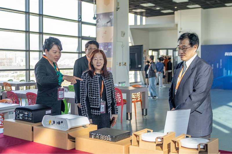 智捷科技總經理吳佳芳向王校長與沈院長說明ZCOM AIoT一站式網路通訊與邊緣運算平台。