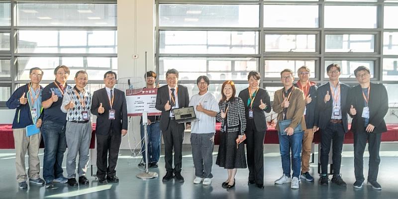 智捷科技董事長謝金生、逢甲大學校長王葳、資訊電機學院院長沈祖望等師長於簽約儀式後參觀此次智捷科技捐贈之儀器設備。