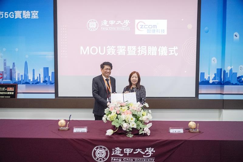 智捷科技董事長謝金生（左）與逢甲大學校長王葳代表雙方簽署產學聯盟合作備忘錄。