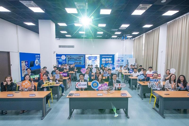 智捷科技團隊與逢甲資訊電機學院師生一同出席，見證雙方產學合作啟動的重要時刻。