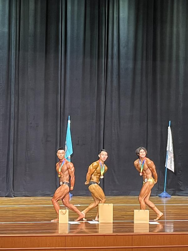 楊承勳（左1）展現精實體態。