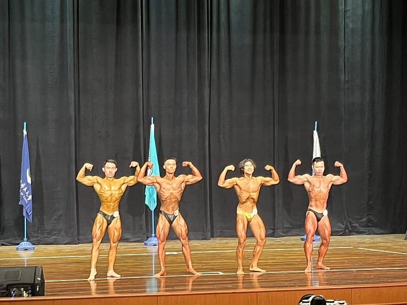 楊承勳（左2）展現精實體態。