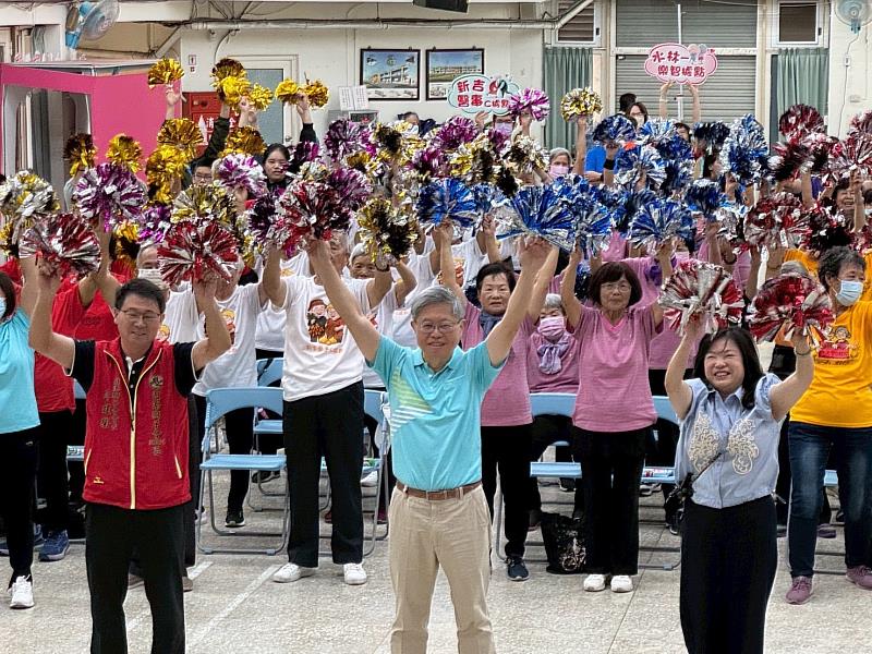 吳錫金院長帶領社區長輩一起做熱身操。