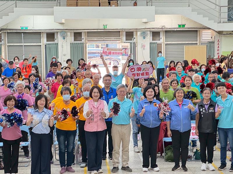 吳錫金院長邀請雲林縣縣長張麗善、縣衛生局曾春美、元長鄉長李明明與社區幹部主持銀髮運動會開幕式。