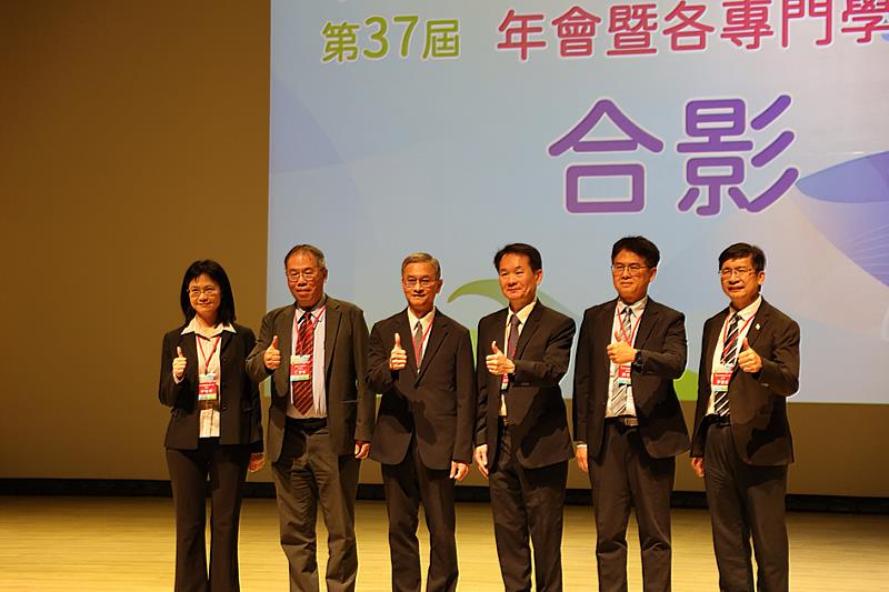 中華民國環境工程學會第37屆年會暨各專門學術研討會，由國立高雄科技大學環境與安全衛生工程系負責籌備主辦，連續2天會議週六（15日）圓滿落幕。圖為開幕合影，左起：高科大環安系主任林怡利、環境工程學會理事長江康鈺、環境部政務次長葉俊宏、高科大副校長吳忠信、高雄市環保局副局長黃世宏、高科大副校長李嘉紘。