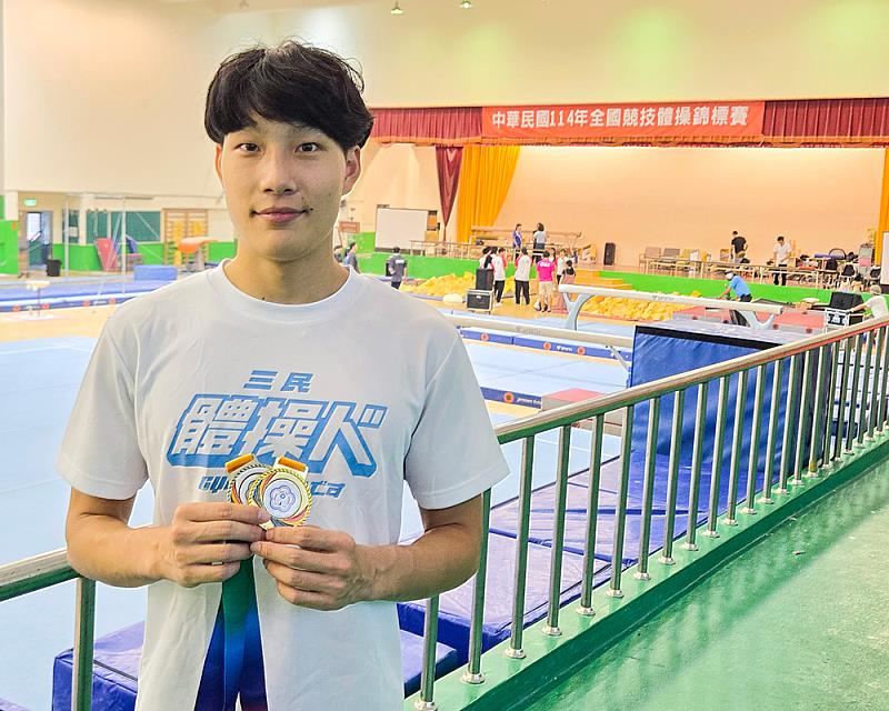 文化大學體操選手王宇樂在全國競技體操錦標賽單槓項目展現高難度動作，大學首戰即勇奪金牌。