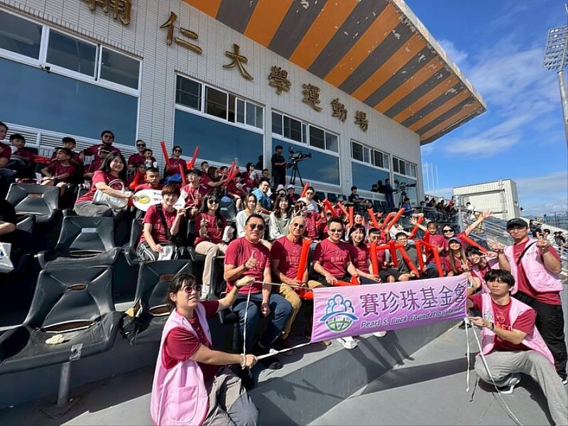 現任中華民國足球協會榮譽理事長、同時也是賽珍珠基金會董事的林湧成董事（第1排左起）、公益大使谷月涵、陳杰昇執行長、尤姵文董事長與新住民家庭一同感受足球賽場的熱烈氣氛。