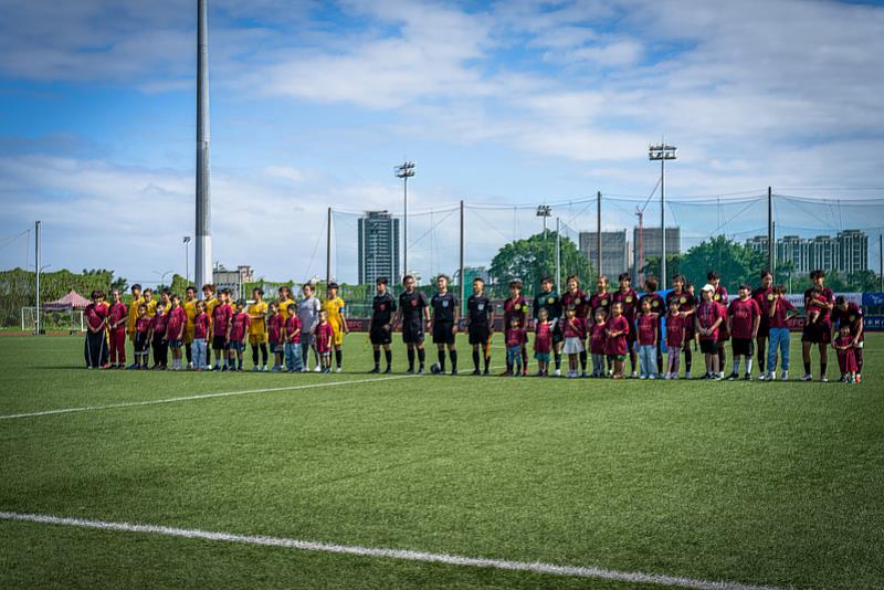 孩子們牽著球員踏上球場中央，第一次近距離感受職業賽事的氣勢。