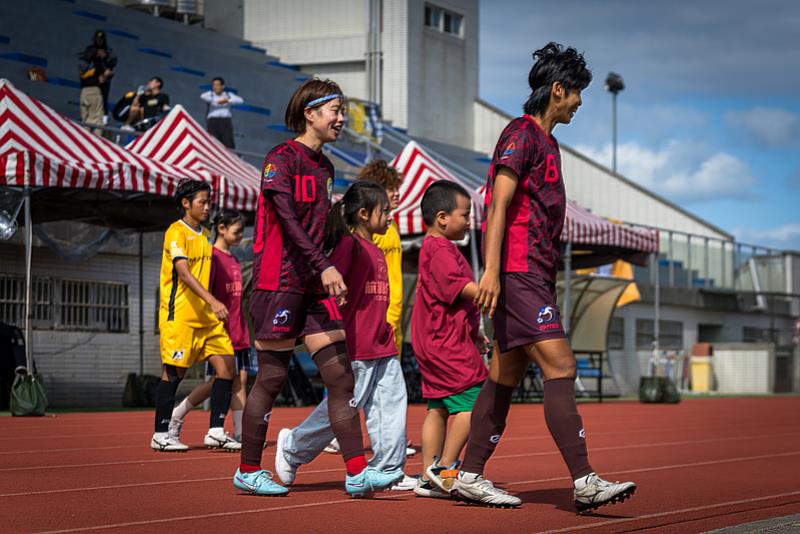 新住民子女在球員牽引下入場，並穿上航源事業特別致贈的應援T-shirt 為球員加油。
