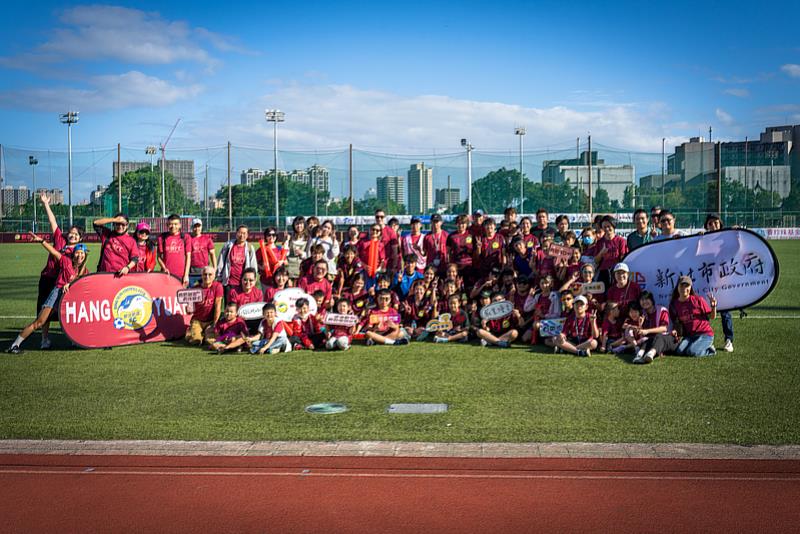 球賽結束後，新住民家庭與球隊一同合照，留下珍貴回憶。