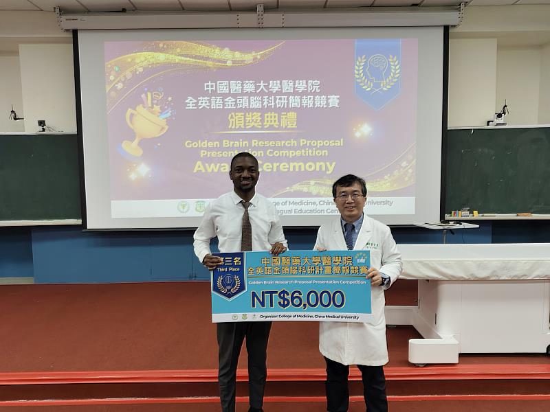 奈及利亞籍外籍生Nwachuya Chukwuemeka Augustine與本籍生隊榮獲第3名。