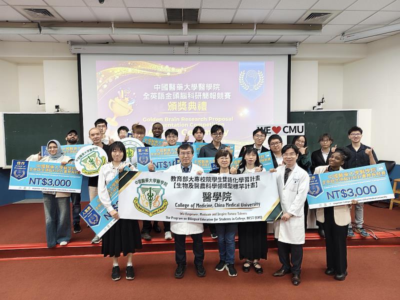 蔡崇豪院長與第8屆全英語金頭腦科研計畫簡報競賽獲獎團隊合影。