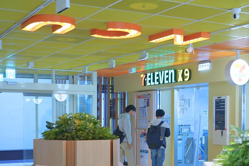 7-ELEVEN最新一代未來超商「X-STORE 9」進駐中央大學，開幕營運首日迎來許多學子搶先體驗。