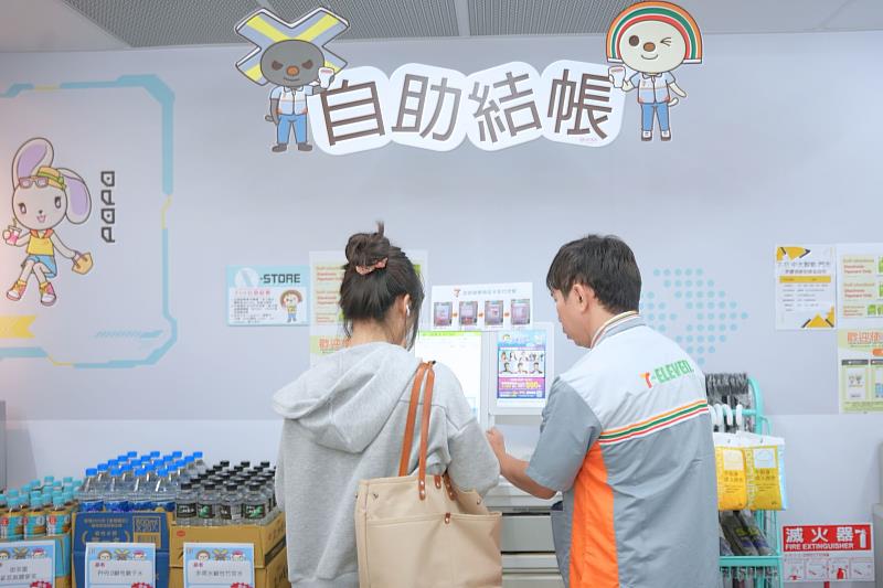營運首日，7-ELEVEN X-STORE 9店長貼心為學子說明自動結帳服務。
