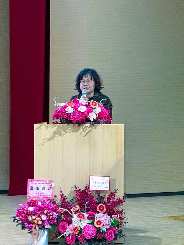 世新大學法律學院院長兼法律學系系主任葉雲卿擔任閉幕式主持人之一。(主辦單位提供)