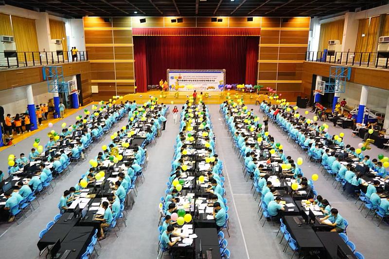 「2025國際大學生程式設計競賽」（ICPC）在亞大羅馬競技場體育館盛大舉行。