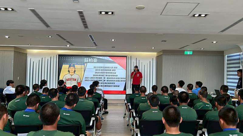 鼓勵學子勇敢追夢 臺東縣環保局邀請紅襪小聯盟教練蘇柏豪分享國際經驗