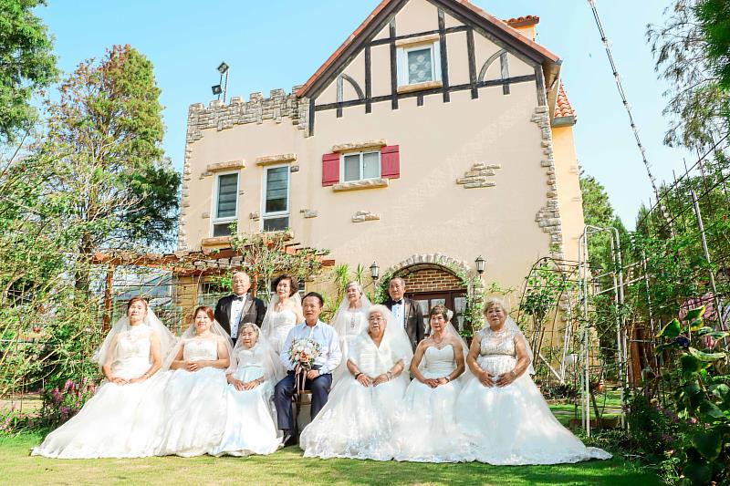 東石蔦松社區辦圓夢婚紗日，長輩重溫人生重要時刻-2