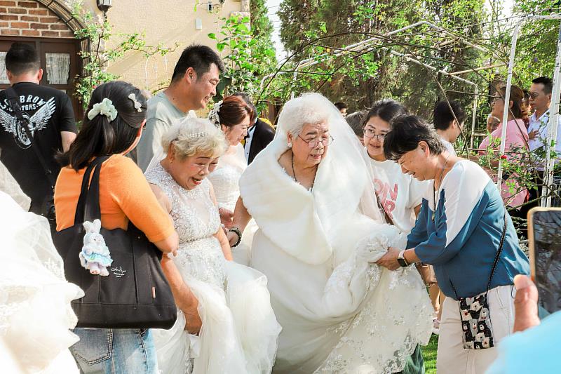 東石蔦松社區辦圓夢婚紗日，長輩重溫人生重要時刻-4