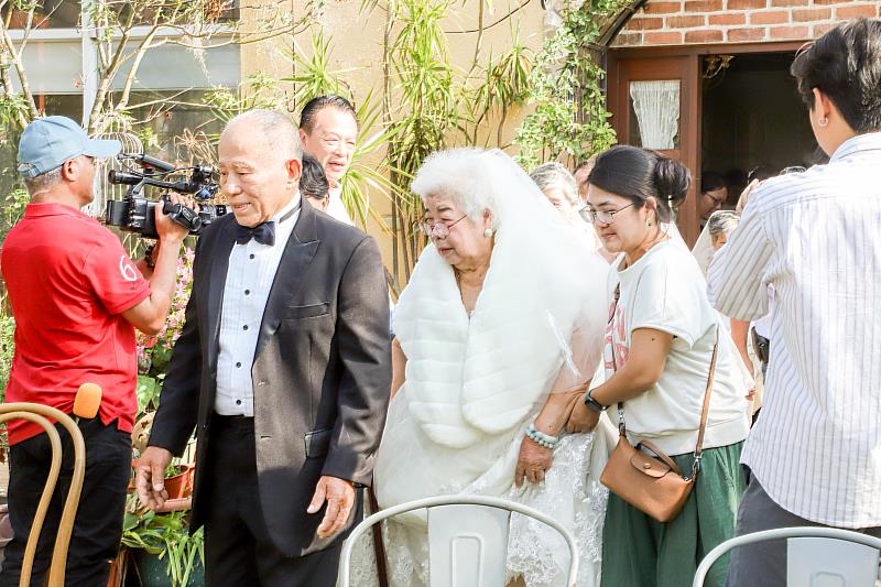 東石蔦松社區辦圓夢婚紗日，長輩重溫人生重要時刻-3