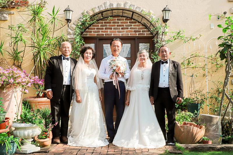 東石蔦松社區辦圓夢婚紗日，長輩重溫人生重要時刻-5
