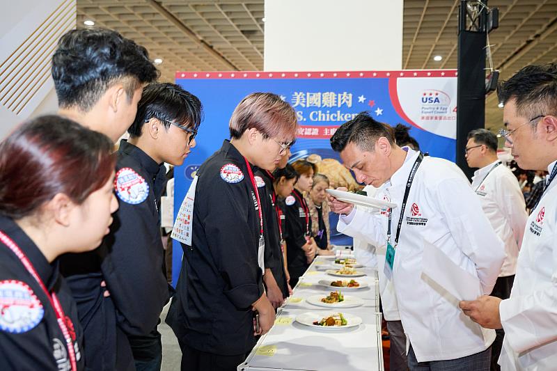 「美國雞肉・世界料理殿堂挑戰賽」現場,評審仔細端詳每道作品的細節與呈現,選手們專注站列聆聽。