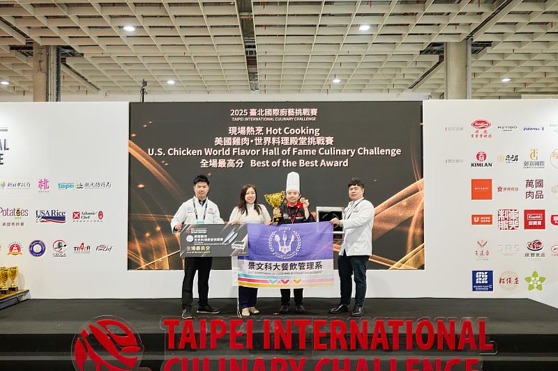 美國家禽蛋品出口協會香港及台灣區總監江嘉詠女士（左2）頒發全場最高分榮譽獎予景文科技大學的李少云同學（左3），李少云以90.7的高分勇奪本屆美國雞肉賽事最高榮譽。