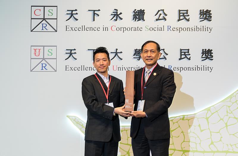 朝陽科大榮獲2025天下USR大學公民獎私立技職全台之冠，由副校長徐松圻（右）代表領獎。