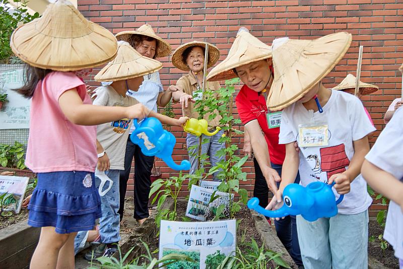 銀髮產業管理系USR團隊推動「幼老共園」創新經營模式，食農教育共學課程頗受好評。