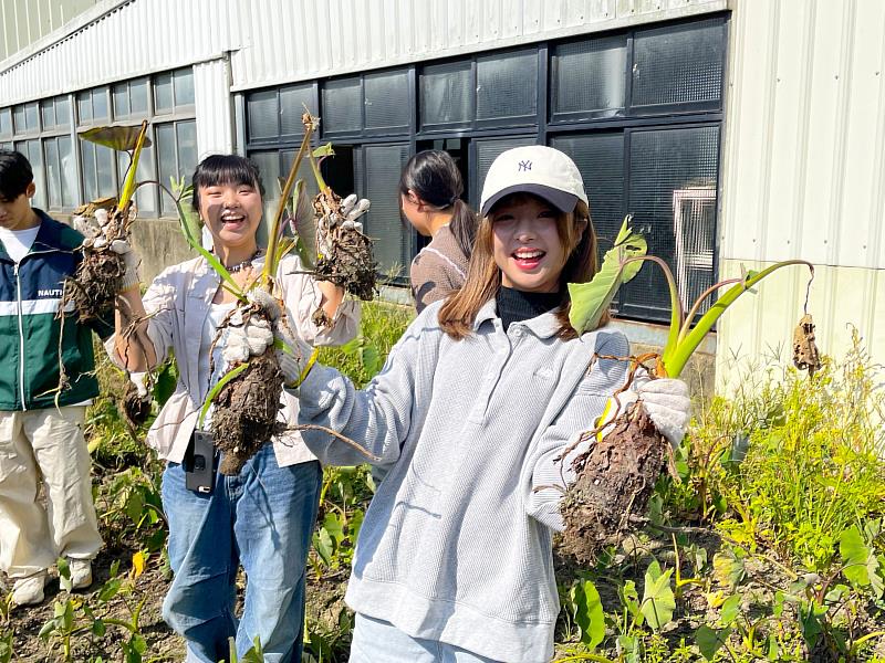 工業設計系貓裏青農USR團隊，將農業廢棄物再生轉化為生物炭永續產品，創造農業與設計的跨域價值。