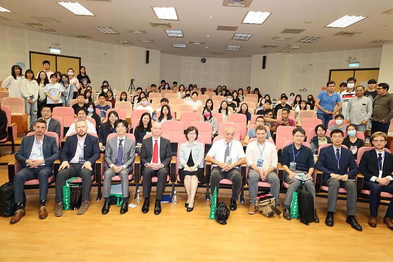 與會師生大合照。