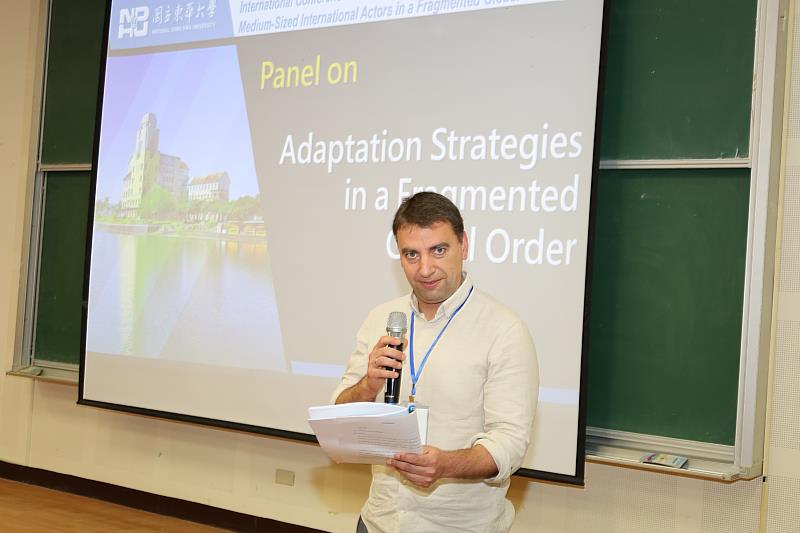 Prof. Emillian主持第二場次討論分享。