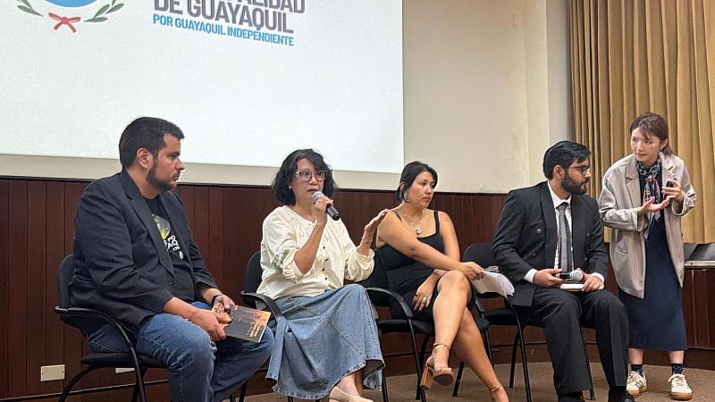 張芳慈女士在大會上客語朗誦詩歌，並介紹其詩歌的西文版書籍，引發在場與會者的強烈共鳴。