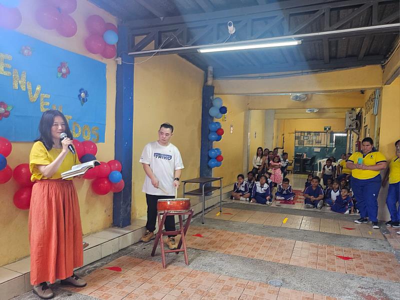 阿芒女士進行詩詞朗誦，並結合太鼓表演，與當地小學師生們進行文化交流。