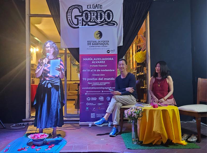 廖鴻達代表在大會活動中協助張芳慈女士與阿芒女士朗誦其作品西班牙文版本。