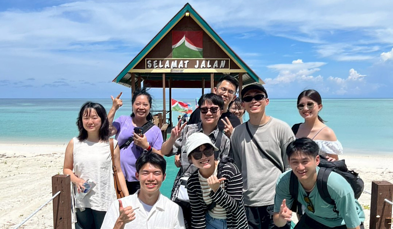 信義房屋邀暑期實習表現優異者，前往馬來西亞沙巴「環灘島」參訪，了解信義企業集團如何布局觀光旅遊事業及打造零碳島。