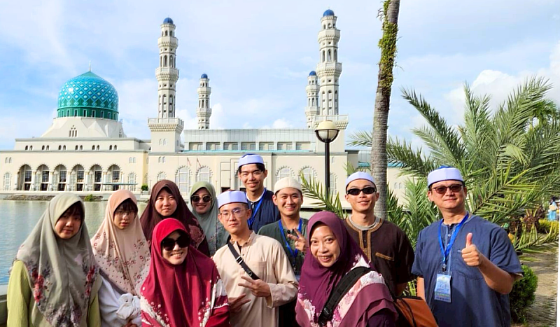 信義房屋暑期幕僚實習生計畫提供優渥薪資，今年起，個人專案成果優勝者，更前往沙巴實地參訪5天4夜，包括環灘島上實地導覽、參觀馬林松地區「沙巴亞庇洲際度假酒店」工地，同時也遊覽沙巴本島紅樹林、清真寺等兼具生態與人文的景點。