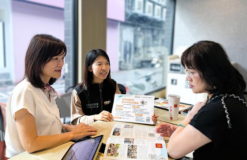 北分署銀髮人才資源中心人員向和德昌股份有限公司說明「繼續僱用高齡者補助計畫」及「推動職務再設計服務計畫」最新資訊。