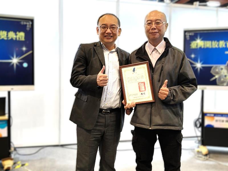 南臺科技大學李博明教授榮獲「2025臺灣開放教育卓越獎」。圖為教育部資訊及科技教育司吳穎沺司長教授與李博明教授在頒獎典禮會場合影，共同見證這項殊榮，彰顯國家層面對開放教育在臺灣蓬勃發展的重視與肯定。