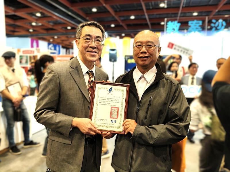 南臺科技大學李博明教授與臺灣開放教育推動聯盟（TOCEC）前理事長李大偉教授合影。此合影代表學術社群對李教授在開放教育領域卓越貢獻的肯定與支持，凸顯了知識共享在高等教育中的傳承與價值。