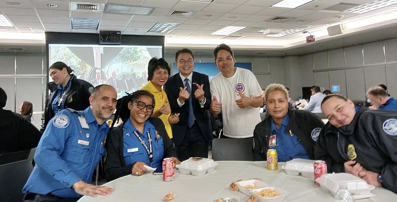 駐邁阿密辦事處與邁戴郡航空局及「安良工商會美亞美分會」舉辦「年終感恩餐會」。